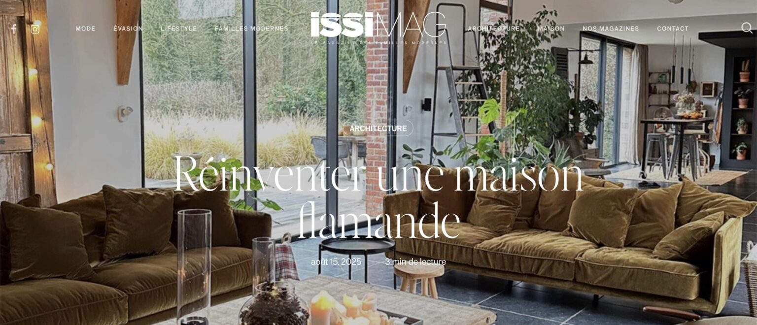 Salon lumineux avec canapés bruns et baie vitrée; ISSIMAG « Réinventer une maison moderne »