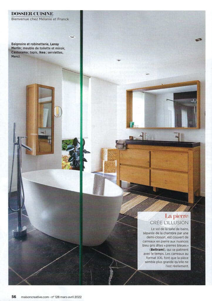 Salle de bains contemporaine : baignoire, meuble bois et miroir, carrelage « pierres bleues »