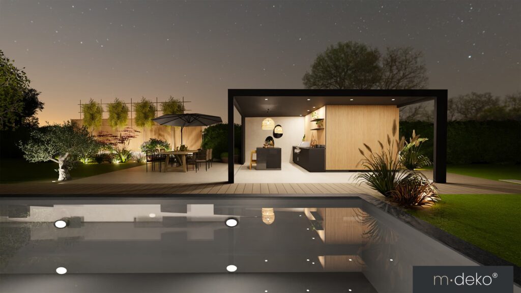 Piscine et pool house mis en valeur par un éclairage d'ambiance en soirée