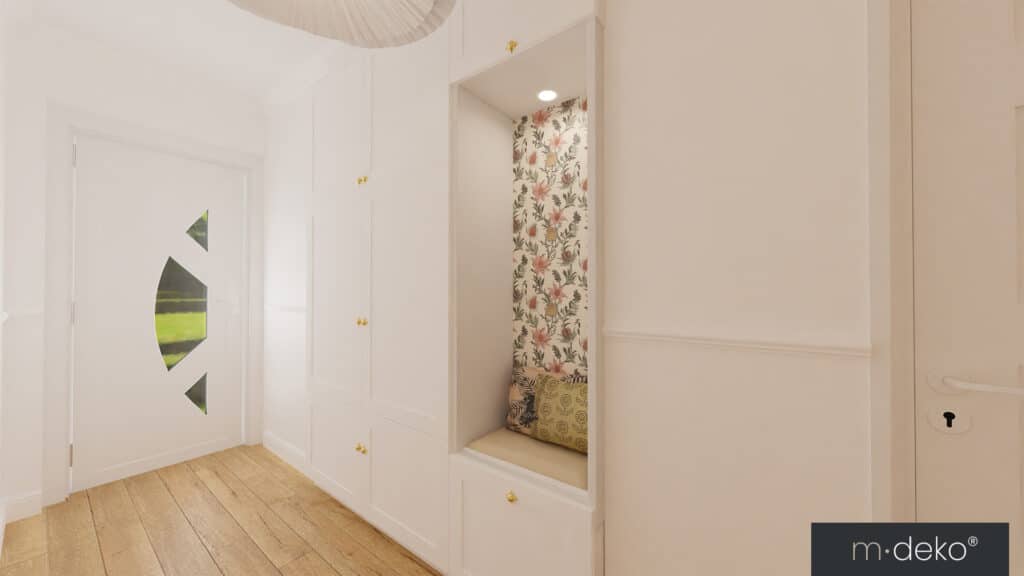 Couloir décoré avec banquette intégrée et papier peint fleuri, menuiseries blanches (m.deko)